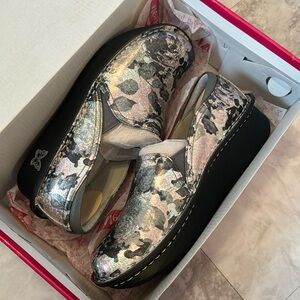 Brand new Algeria clogs